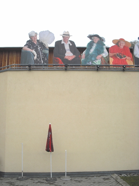 Pappfiguren auf dem Caritas-Altersheim in Graz-St.Peter.